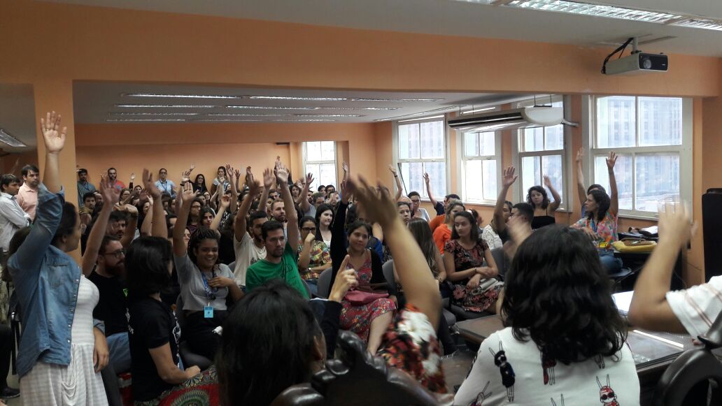 MÉDICOS RESIDENTES PERMANECEM EM GREVE E BUSCAM APOIO DA POPULAÇÃO
